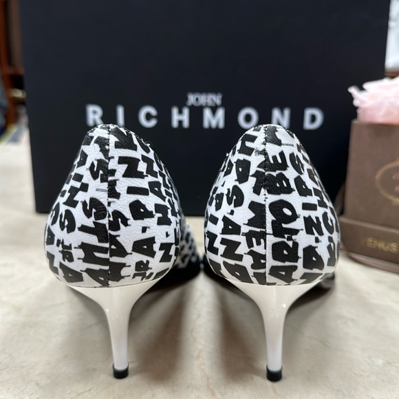 JOHN RICHMOND NAPPA PUMPS IN WHITE W/BLACK PRINT MADE IN ITALY SIZE 39/9 US